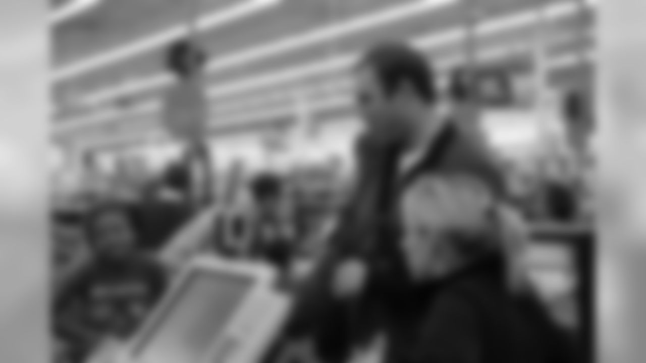 TE Tommy Gallarda helps his shopping partner at checkout.