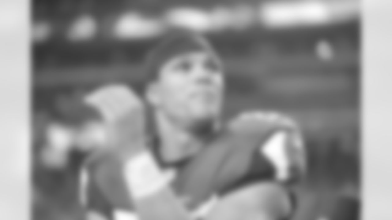 TE Tony Gonzalez is overcome by emotion after the Falcons' playoff win over Seattle.
