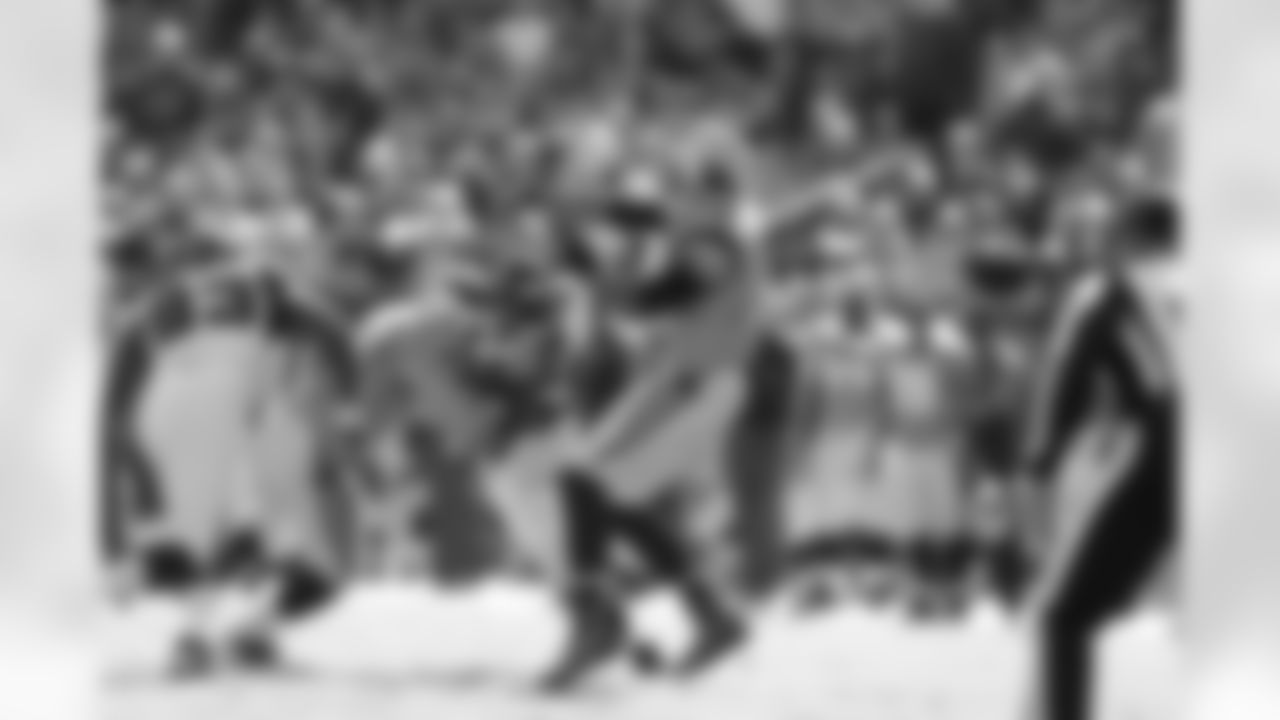 LB Joplo Bartu puts pressure on Panthers QB Cam Newton