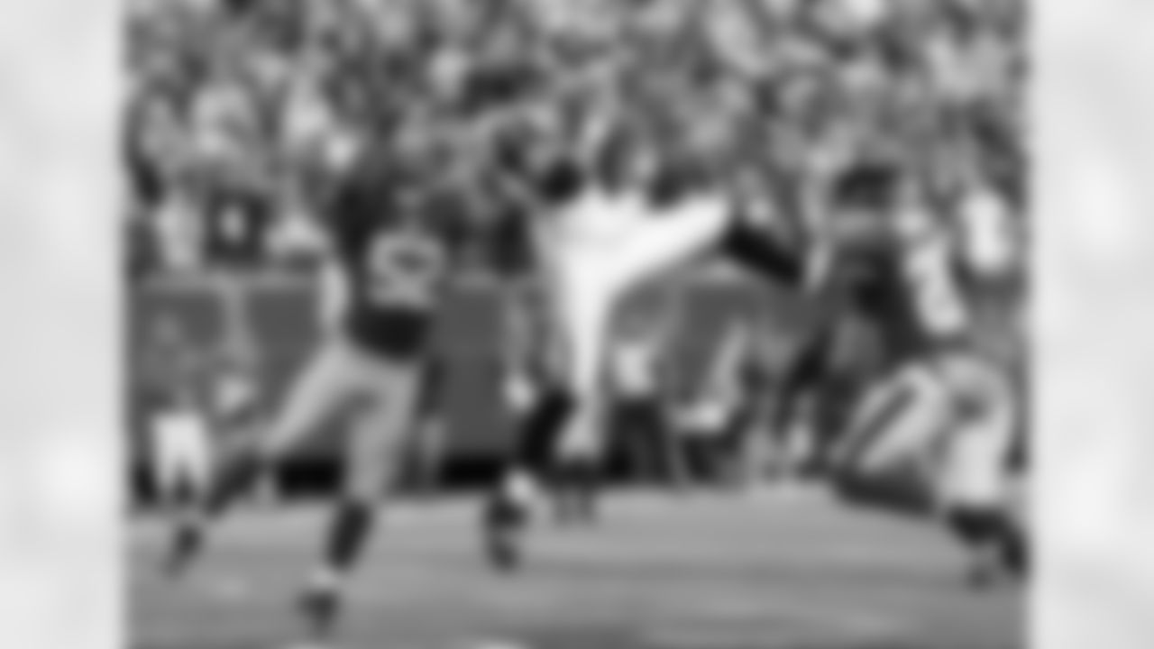 Tony Gonzalez makes a catch at MetLife Stadium at a Nov. 22, 2009 game against the Giants.