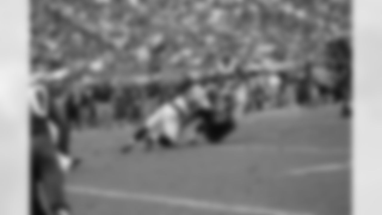 LB Sean Weatherspoon helps take down Buccaneers RB Brian Leonard