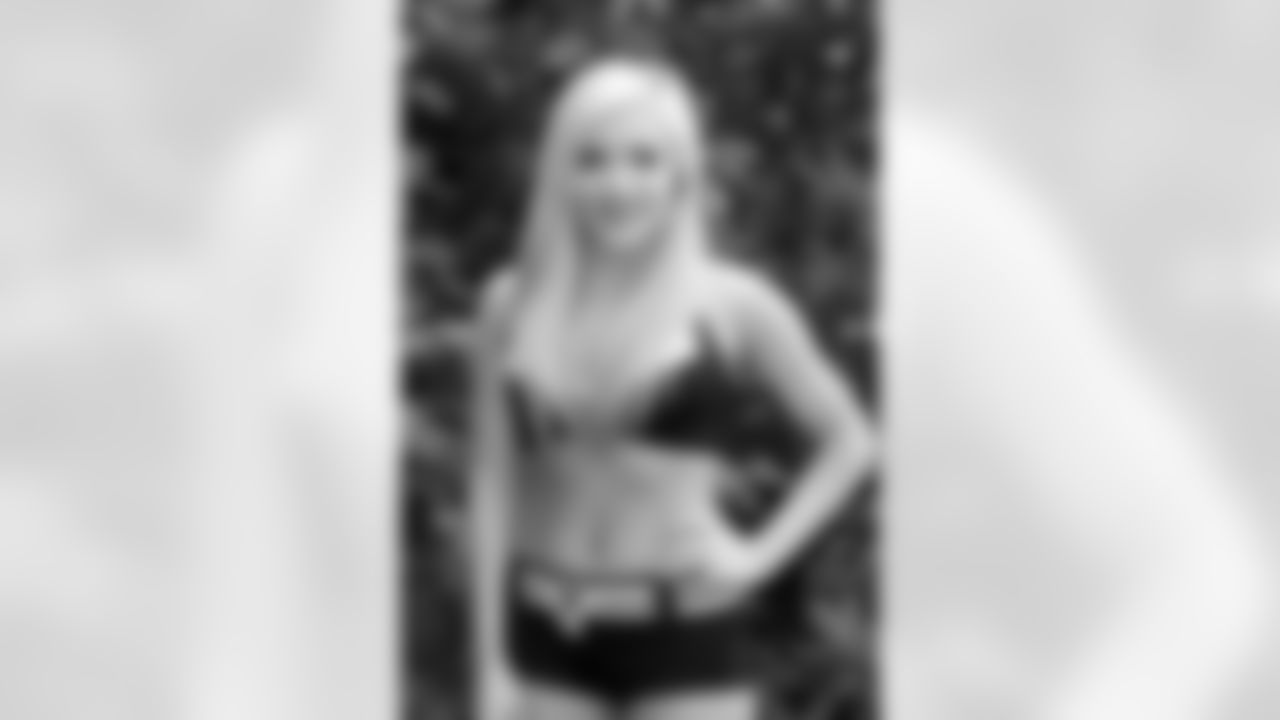 Kelsi S. // 2011 Atlanta Falcons Cheerleaders Studio Shots // 2011 // Atlanta -