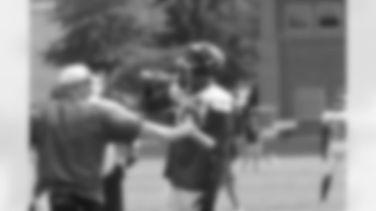 DE Osi Umenyiora takes a water break at practice