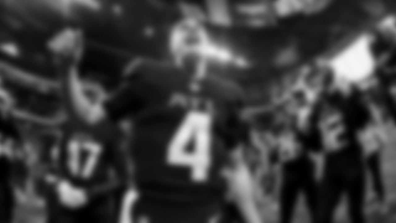 Atlanta Falcons quarterback Desmond Ridder #4 huddles the team prior to the game against the Arizona Cardinals at Mercedes-Benz Stadium in Atlanta, Georgia on Sunday, January 1, 2023. (Photo by Brandon Magnus/Atlanta Falcons)