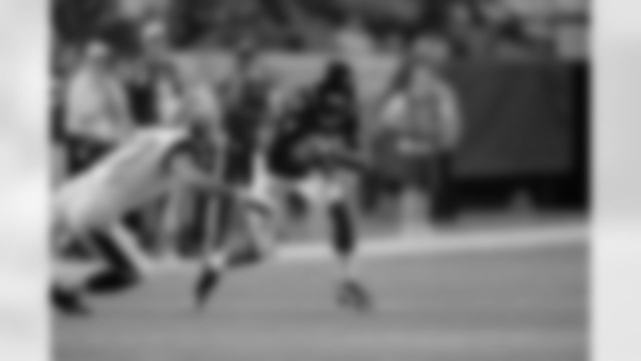 WR Drew Davis protects the ball on the run