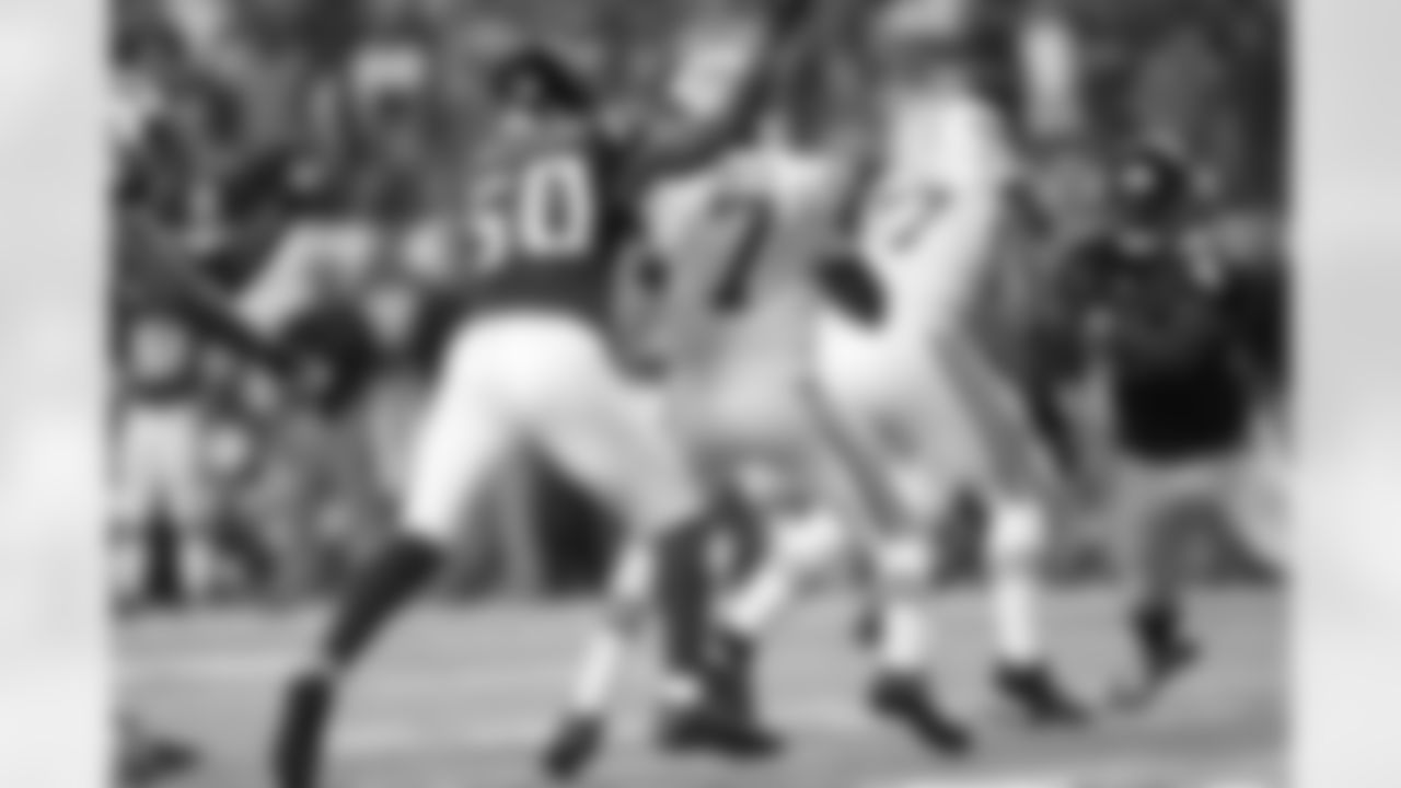 DE Osi Umenyiora goes in to take down Jets QB Geno Smith