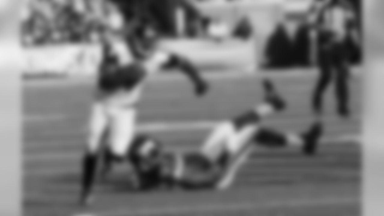 WR Devin Hester makes his way to the end zone