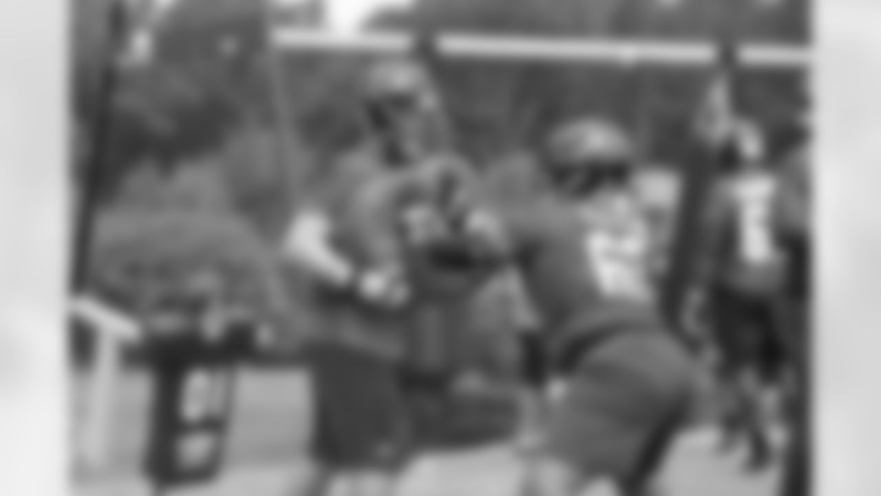 G Justin Blalock participates in offensive line drills