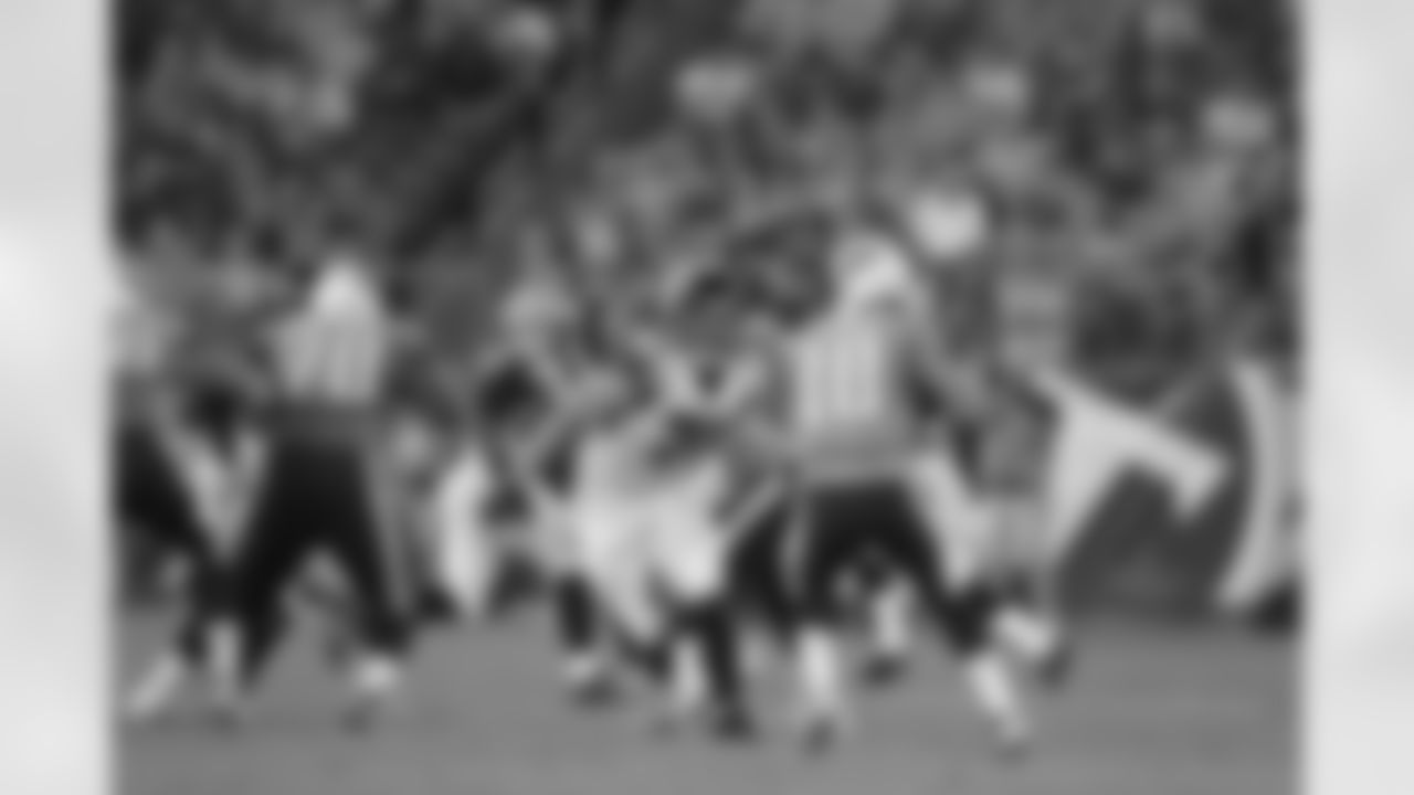 DE Kroy Biermann closes in on Titans QB Jake Locker