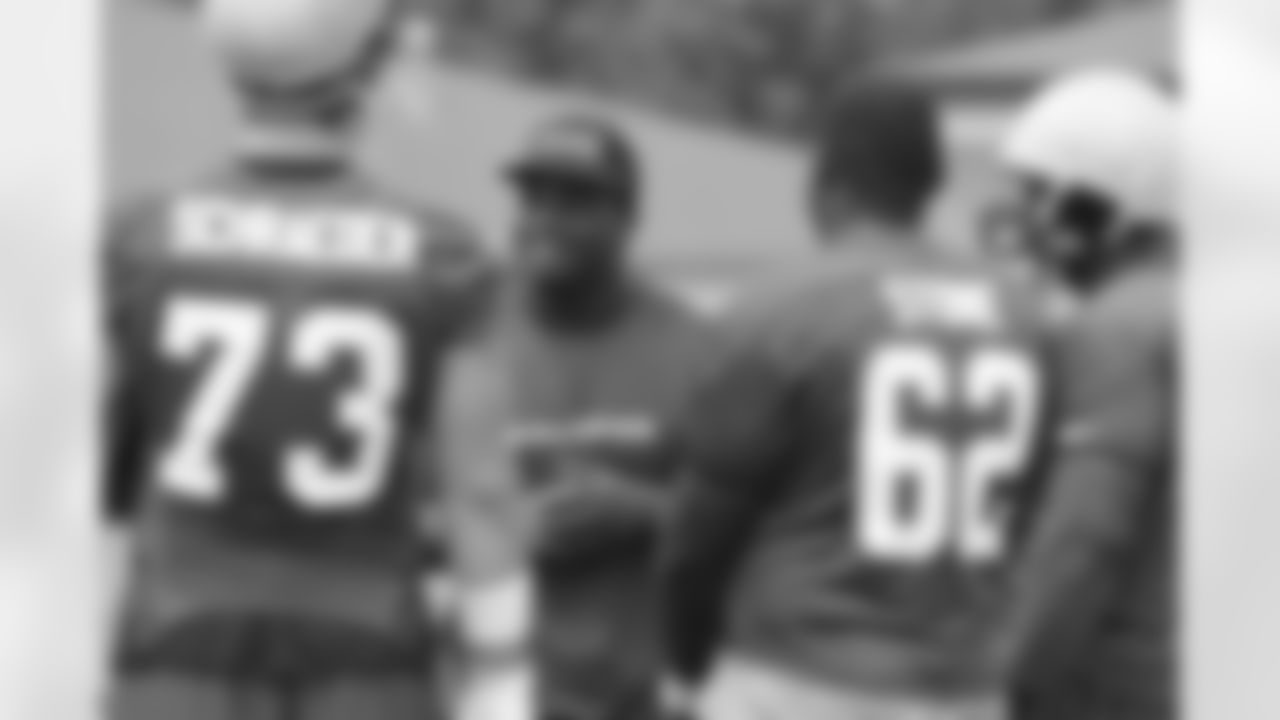 LB Sean Weatherspoon talks to the o-line