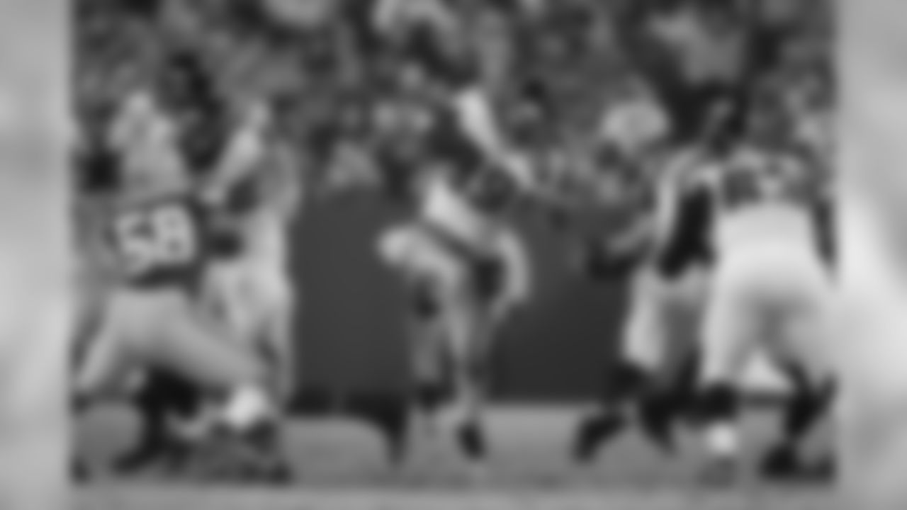 RB Steven Jackson runs the ball through the line.