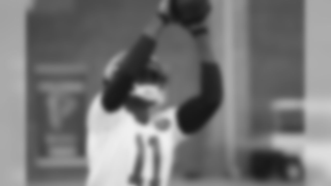WR Julio Jones fully extends for a catch during warmups