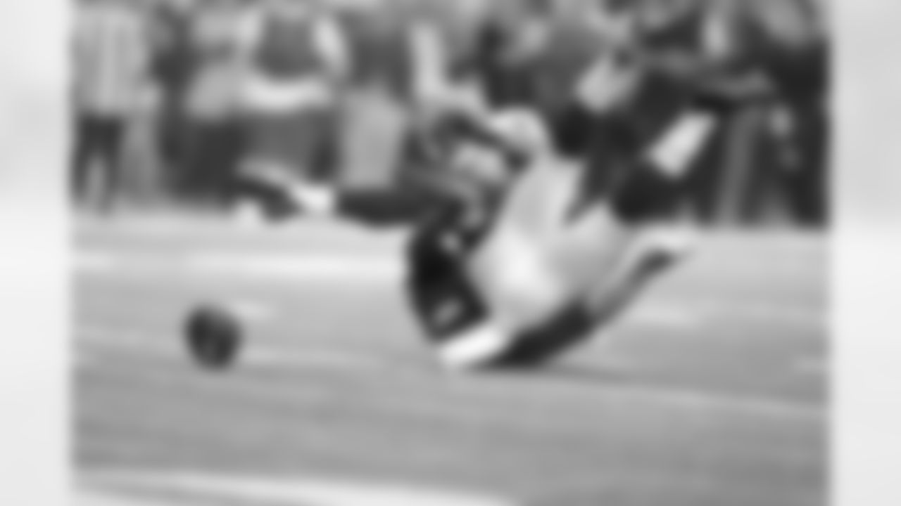 CB Desmond Trufant breaks up a play