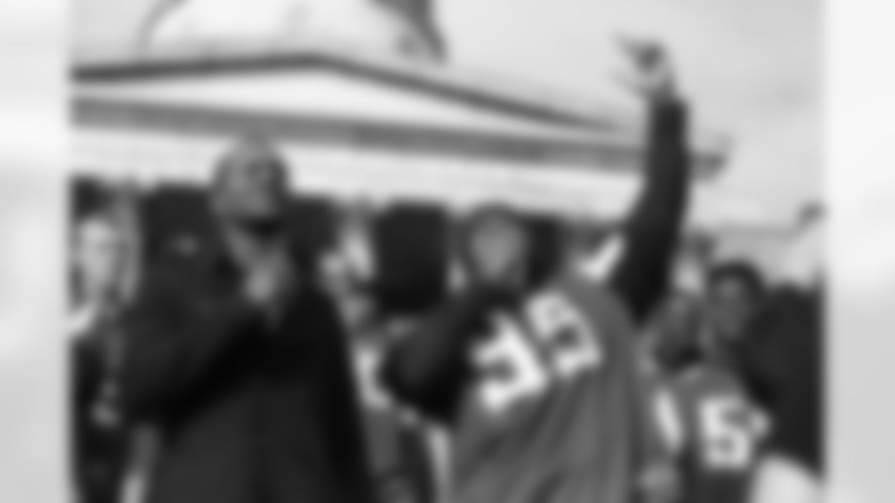 DT Jonathan Babineaux reminds the fans to Rise Up!