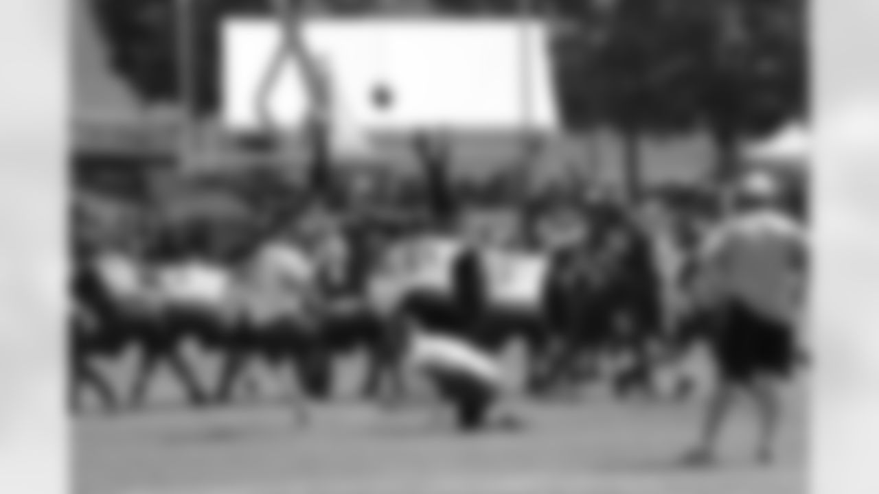 K Jeremy Shelley kicks the ball through the uprights