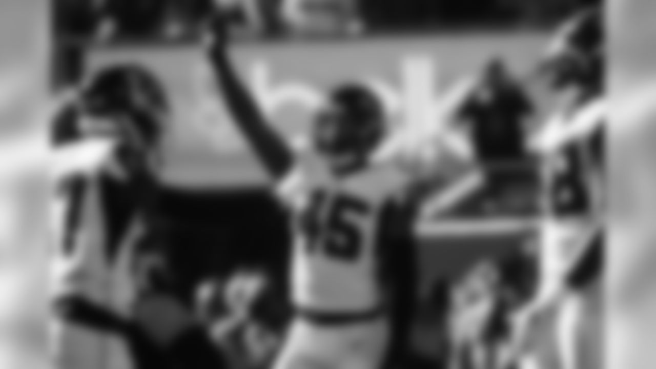 LB Deion Jones