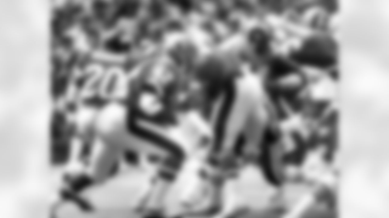 Gerald Riggs carries the football during the NFC's 28-24 victory over the AFC in the 1986 NFL Pro Bowl on February 2, 1986
