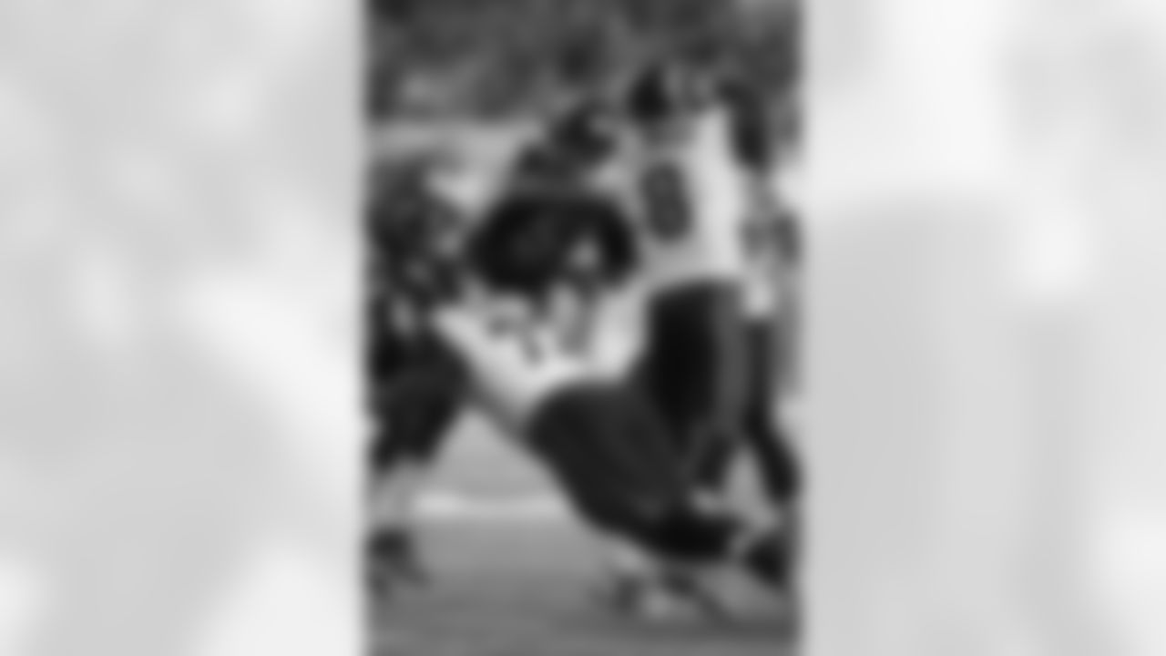 DE Osi Umenyiora lunges for Rams QB Sam Bradford