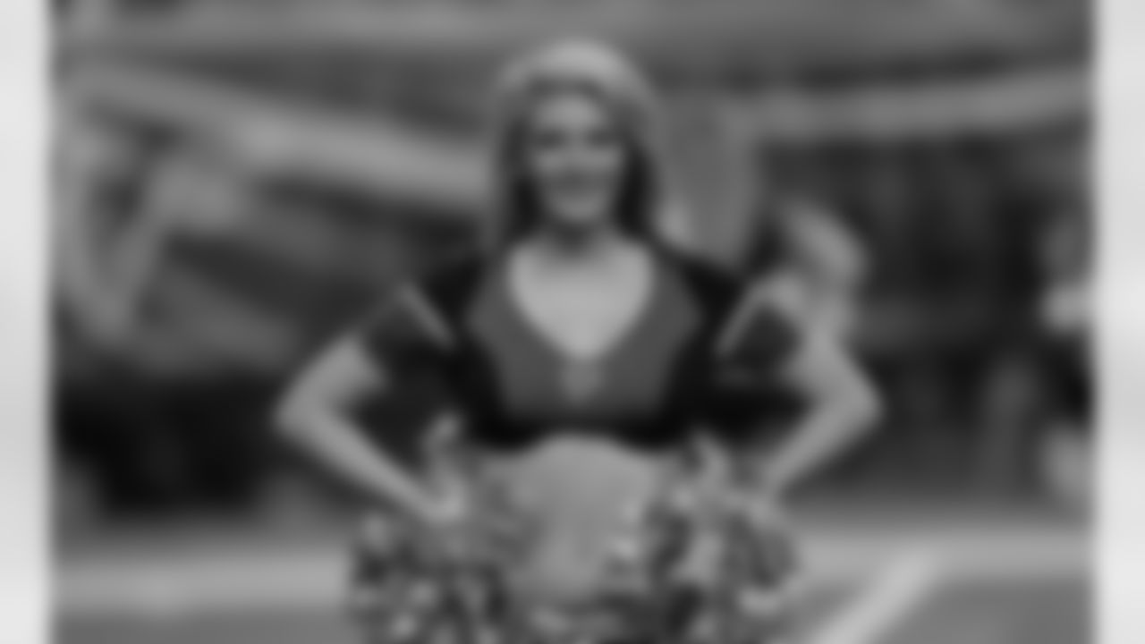 Atlanta Falcons Cheerleader Naiz B.