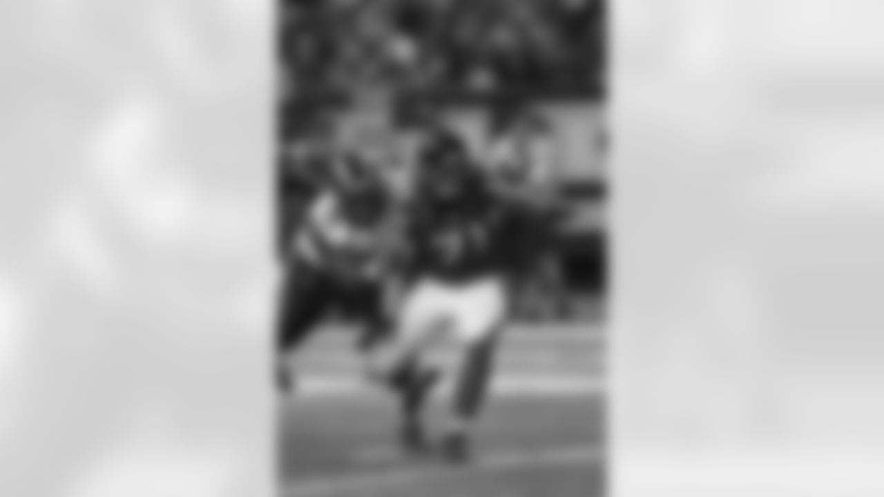 Rams T Rodger Saffold comes in on DE Kroy Biermann