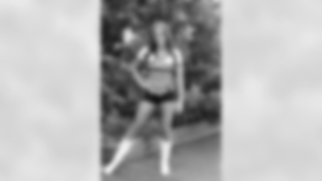 Lindsay M. // 2011 Atlanta Falcons Cheerleaders Studio Shots // 2011 // Atlanta -