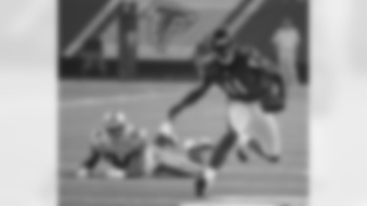 WR Julio Jones shakes Cowboys DE DeMarcus Ware