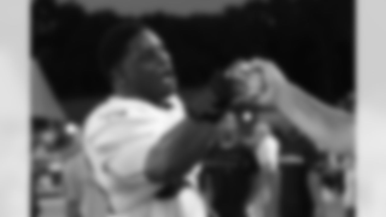 LB Sean Weatherspoon fist bumps a fan