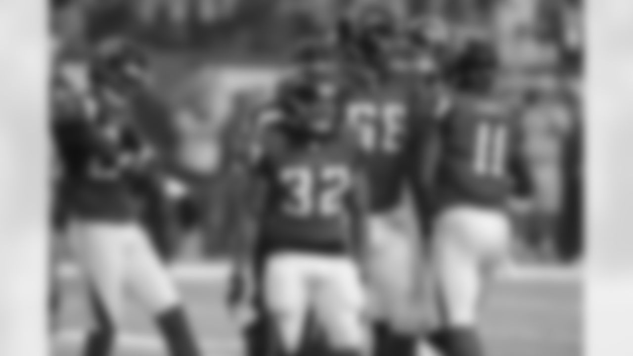 RB Jacquizz Rodgers and company celebrate