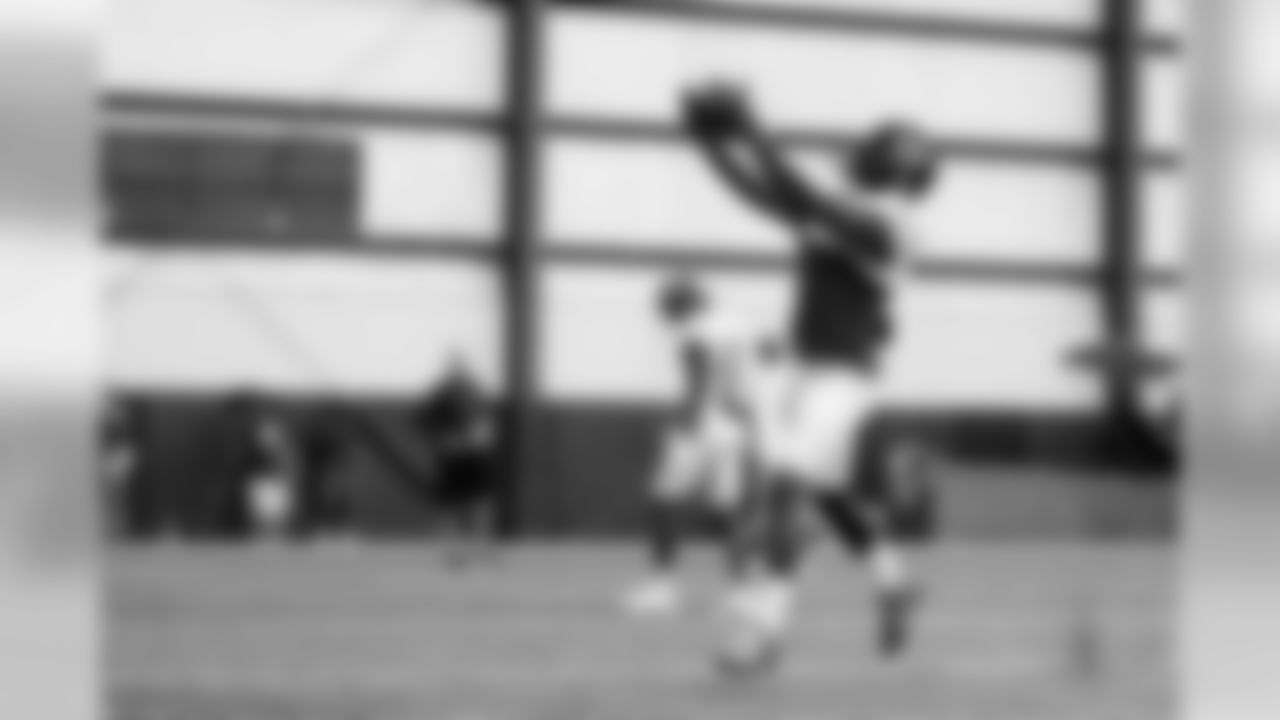 Atlanta Falcons wide receiver Julio Jones #11 makes a catch during practice. (Photo by Kara Durrette/Atlanta Falcons).