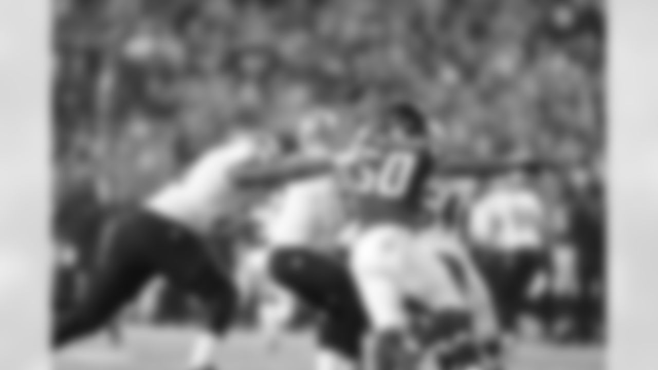 DE Osi Umenyiora closes in on Saints QB Drew Brees