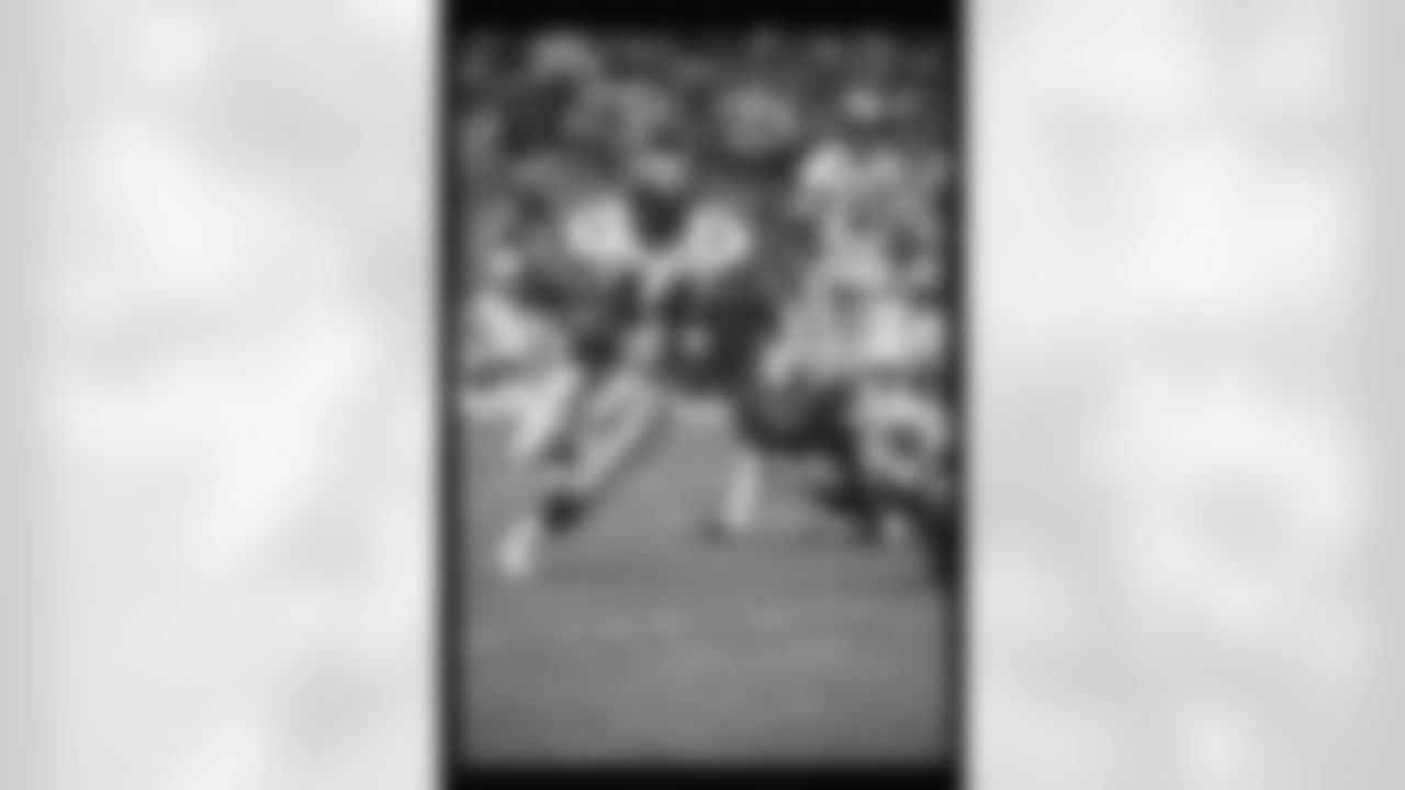 Atlanta Falcons running back John Settle #44 during a game in Atlanta against the Washington Redskins on December 17, 1989. (Photo by Jimmy Cribb)
