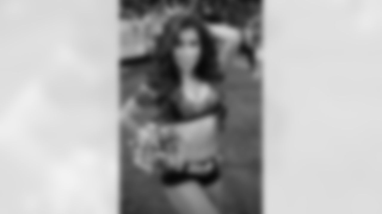 Atlanta Falcons Cheerleader Melissa Z.
