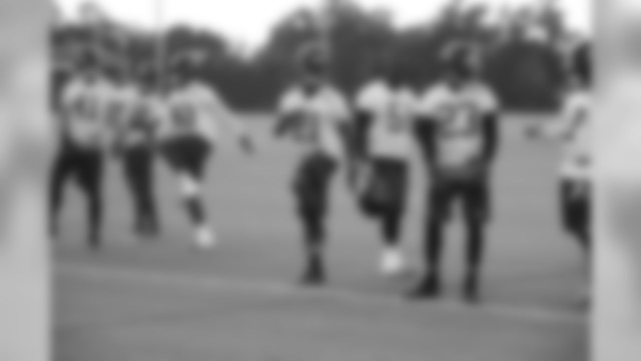 CB Desmond Trufant (21) warms up