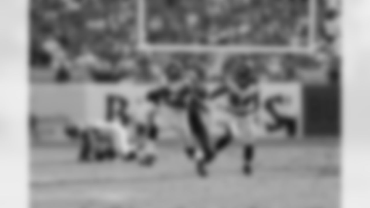 RB Antone Smith gets the ball from QB Dominique Davis and runs the ball