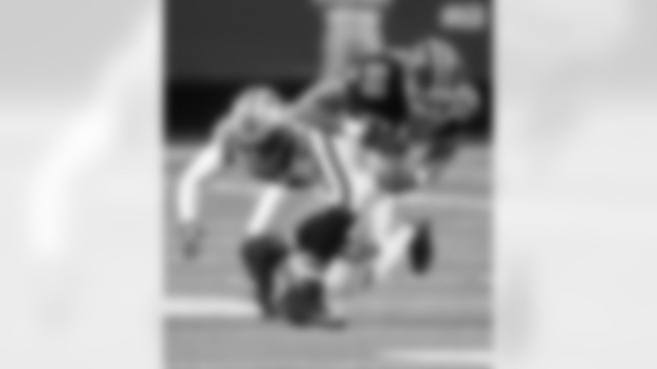 TE Tony Gonzalez shakes off a couple Carolina defenders
