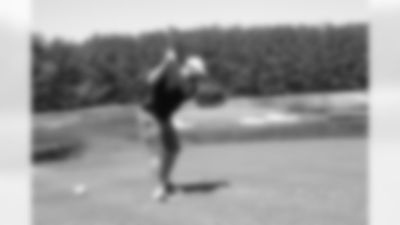 OG Joe Hawley takes a swing