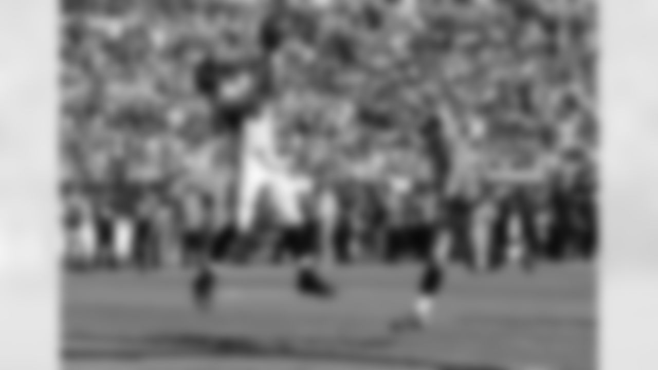 TE Tony Gonzalez catches the ball in the first half