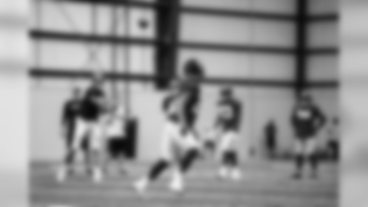 Atlanta Falcons running back Ito Smith #25 runs a drill during practice. (Photo by Kara Durrette/Atlanta Falcons).
