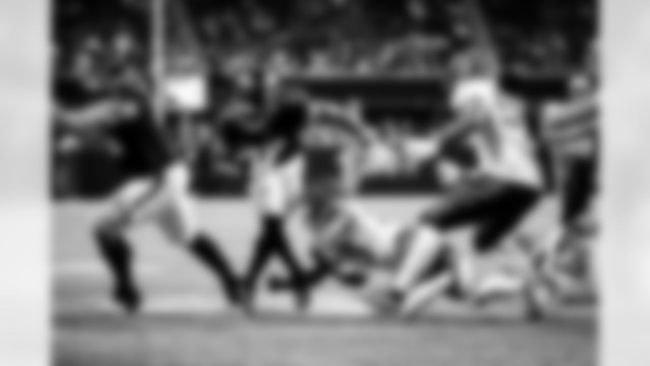 Atlanta Falcons running back Bijan Robinson #7 breaks a tackle during the Preseason Game against the Cincinnati Bengals at Mercedes-Benz Stadium in Atlanta, Georgia on Friday, August 18, 2023. (Photo by Alex Slitz/Atlanta Falcons)