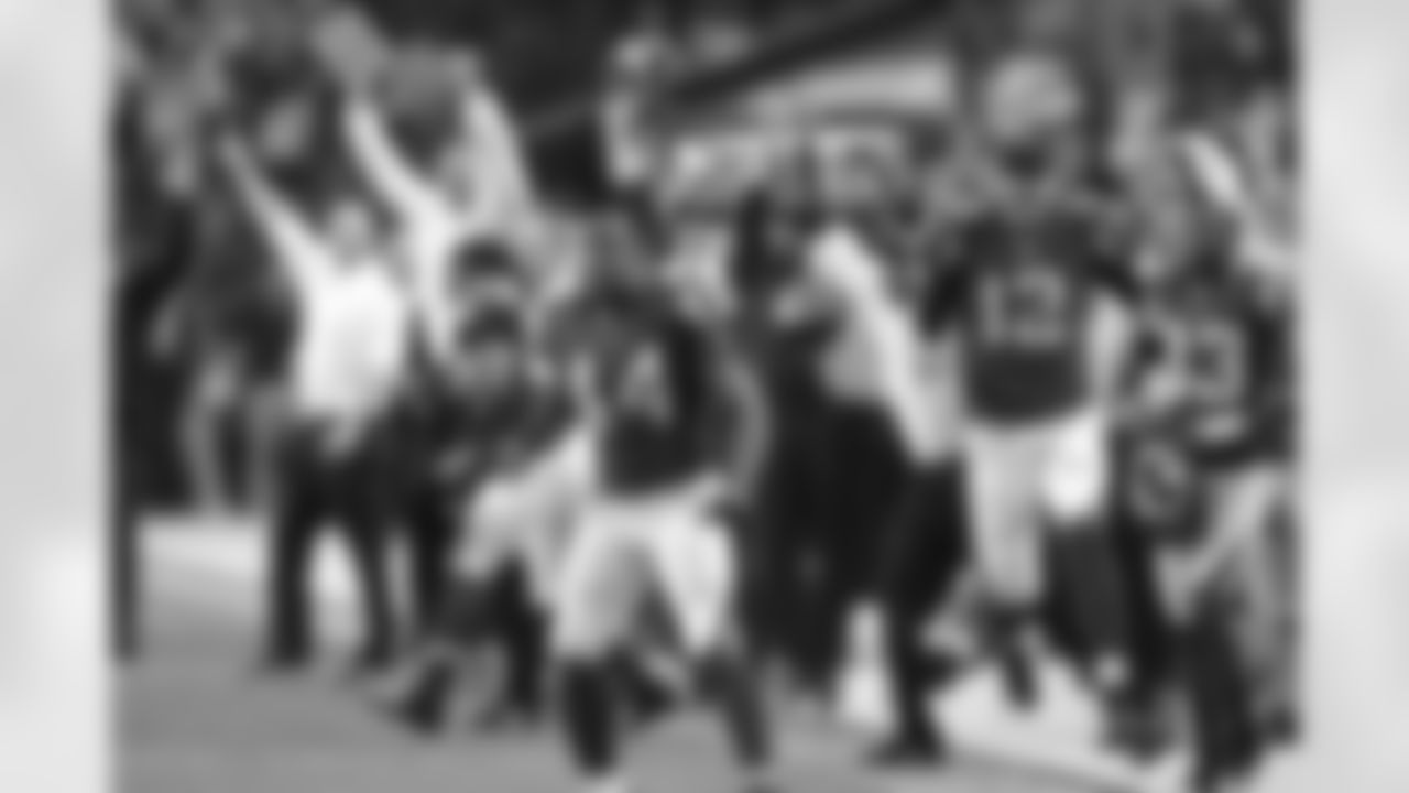 RB Jason Snelling and his teammates run onto the field after the victory