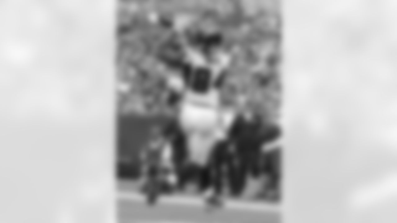 Roddy White leaps up for a five-yard touchdown pass in the fourth quarter against Tampa Bay at Raymond James Stadium