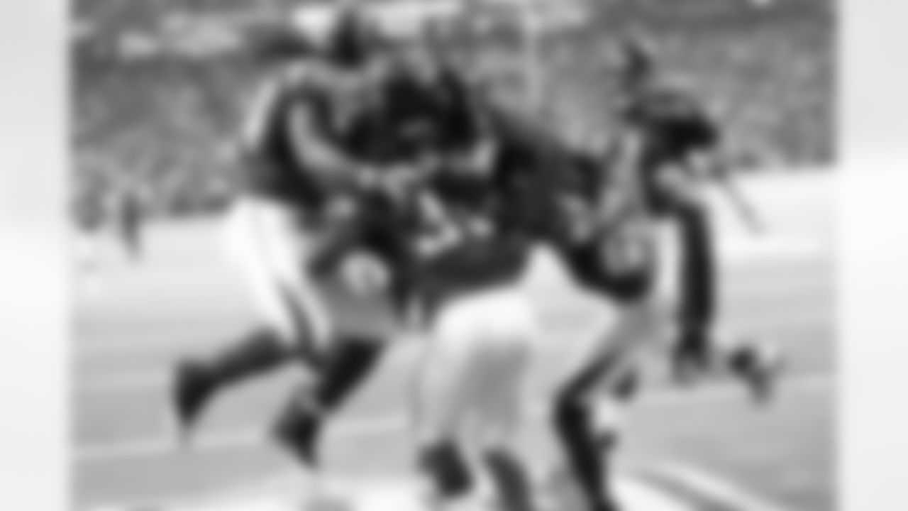 Falcons players celebrate RB Antone Smith's touchdown