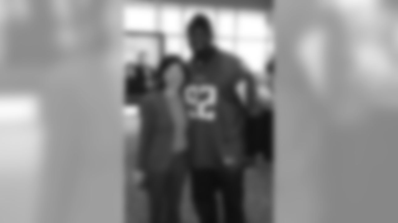 Verizon in-store player appearance // December 14, 2010 // Buckhead, GA // Chauncey Davis visiting with Verizon customers in Buckhead, Georgia //
