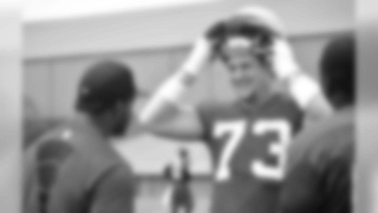 LB Sean Weatherspoon tlaks to T Ryan Schraeder