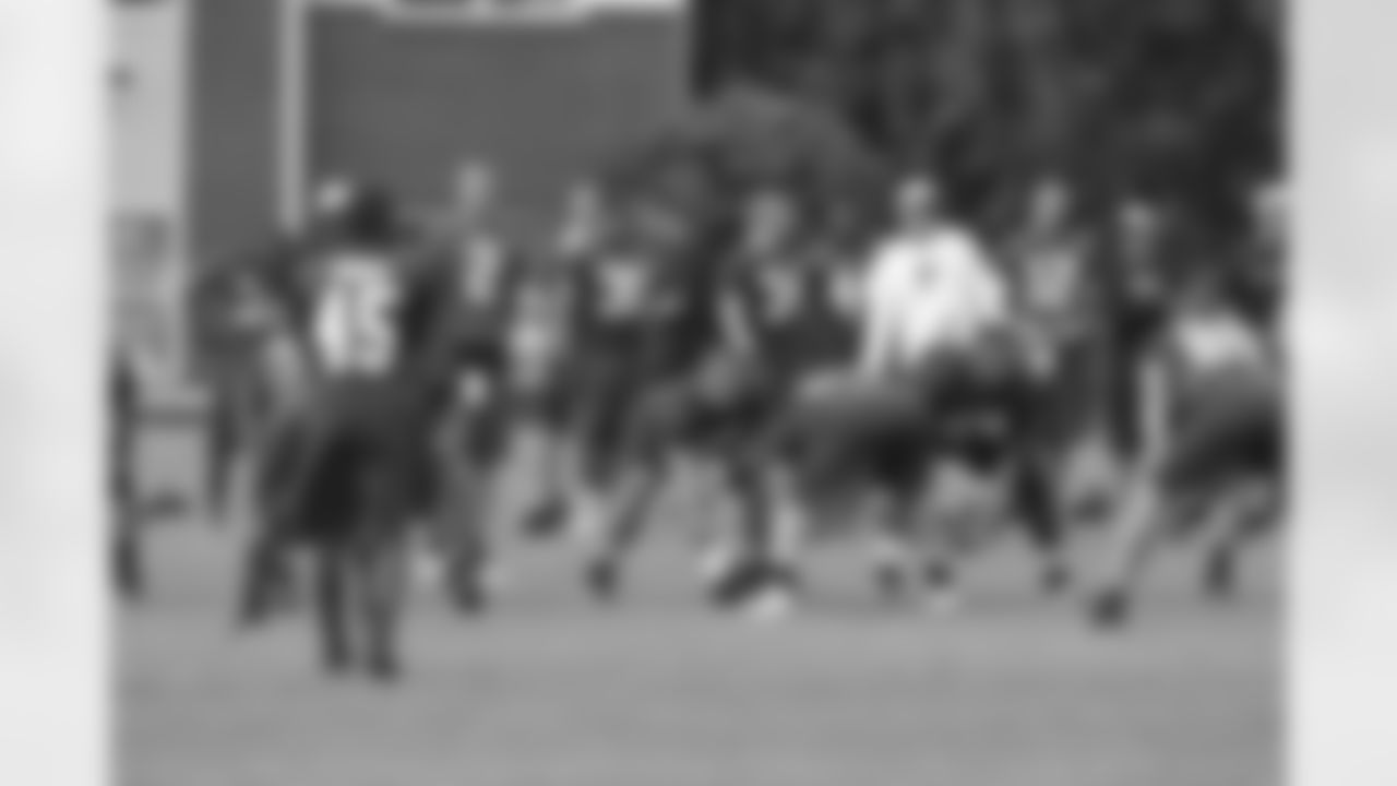 Offensive line lining up