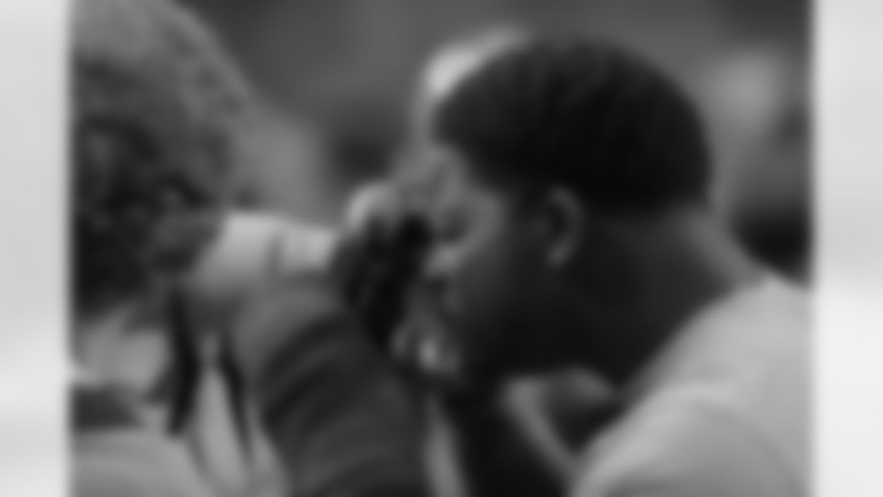 LB Sean Weatherspoon snaps photos of his teammates