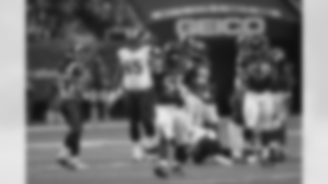 LB Sean Weatherspoon celebrates making a big play