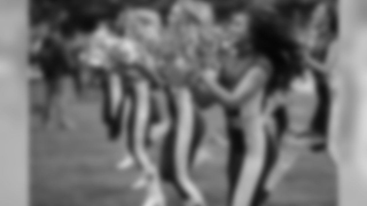AM9W0792_2000