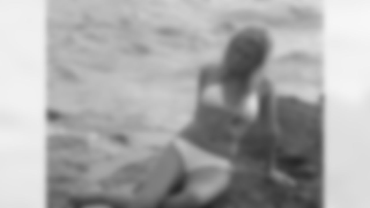 Elizabeth M. // 2011 Atlanta Falcons Cheerleaders Swimsuit Calendar Photo Shoot // 2011 // Bermuda -