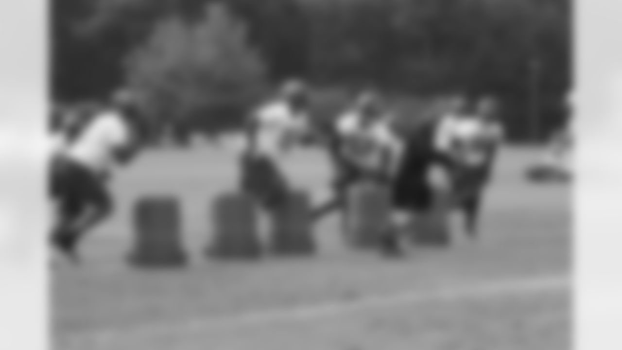 Defensive coordinator Mike Nolan leads a drill